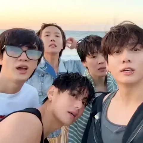 فرقة BTS من بثها المباشر - صورة معدلة