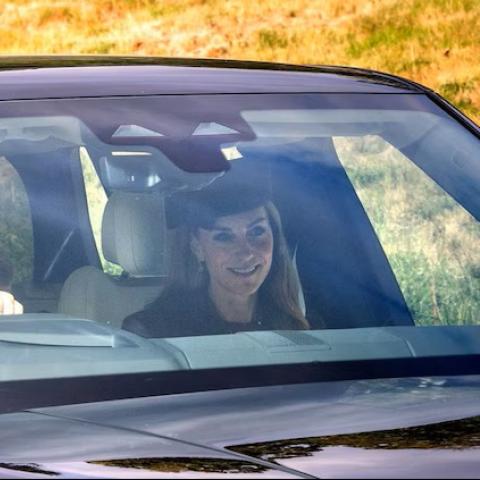 كيت ميدلتون تُعيد اللون العنابي من خلال معطف البليزر