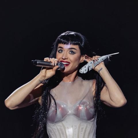 كاتي بيري توقِف حفلها بعد سقوط معجبة على المسرح