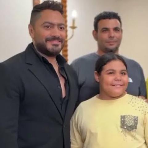 تامر حسني يلتقي بالطفلة هايدي