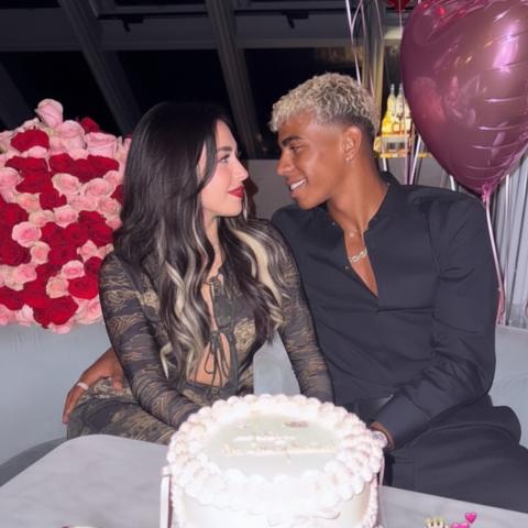 من هي نيكي نيكول في صور لامين يامال ؟