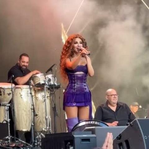 ميريام فارس تُحيي حفلاً في ستوكهولم بإطلالة بنفسجية جريئة