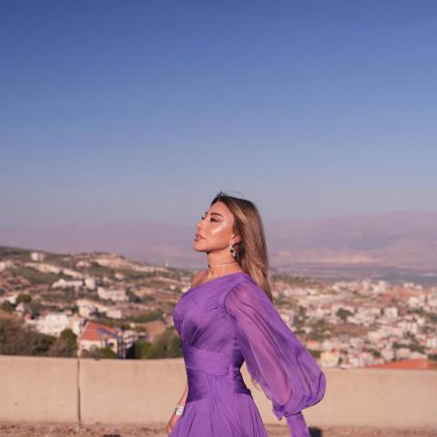 إطلالة نجوى كرم: فستان بنفسجي بتفاصيل غير مبالغ بها