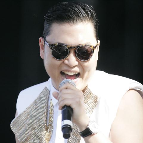 المغني ساي - PSY - مصدر من Wikimedia Commons