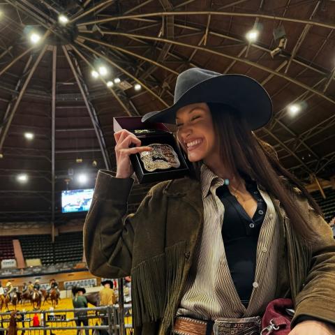 علاقة وطيدة تجمع بيلا حديد مع قبعة الـ Cowboy.. ما السر؟