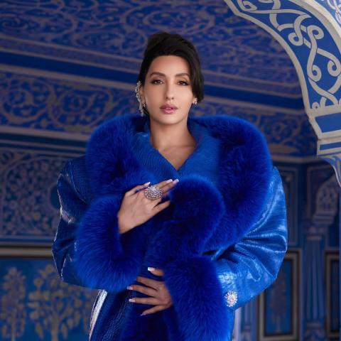إطلالة نورا فتحي بمعطف أزرق كوبالت من  Alexandre Vauthier