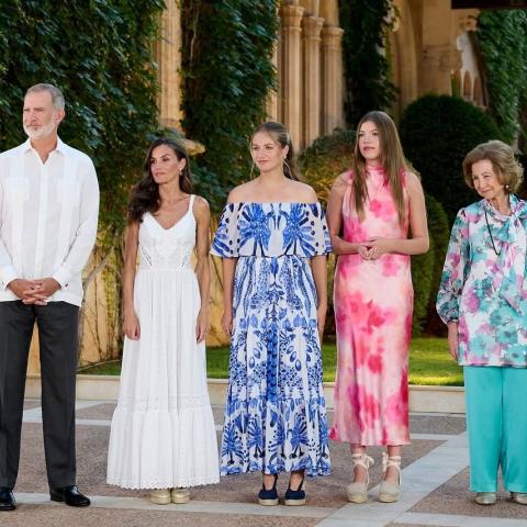 الملكة ليتيزيا وبناتها باطلالات صيفية في جزيرة مايوركا