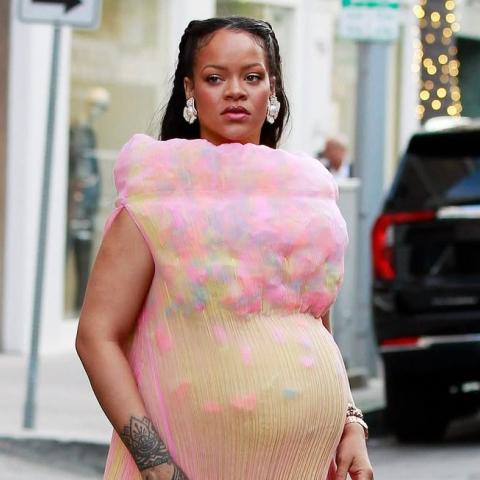 ريهانا بإطلالة حمل ناعمة تجمع بين الفينتيج والطابع الرياضي