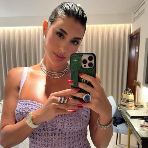 ياسمين صبري بفستان ميدي بنفسجي من دولتشي أند غابانا