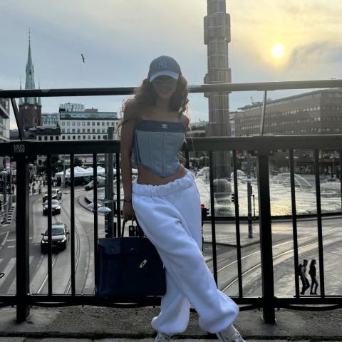 ميريام فارس تعتمد لوك رياضي مريح في ستوكهولم وحقيبة هيرميس