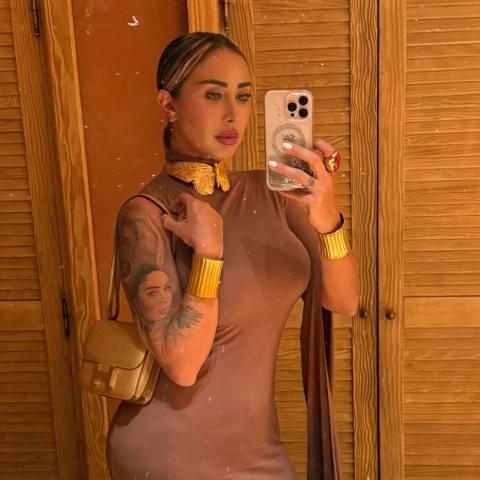 جويل ماردينيان بفستان بني مع حذاء غوتشي وحقيبة هيرميس