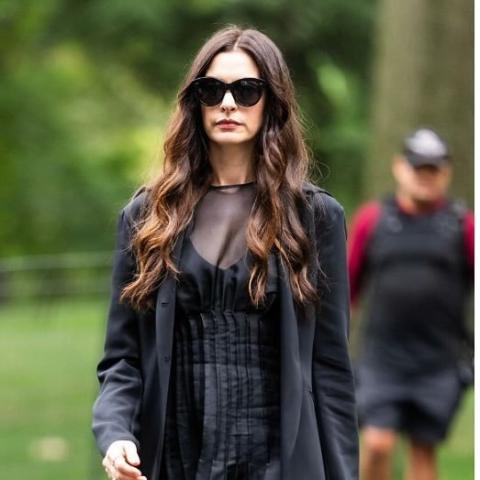 آن هاثاواي تعود بدور آندي ساكس بإطلالة أنيقة من علامات فاخرة