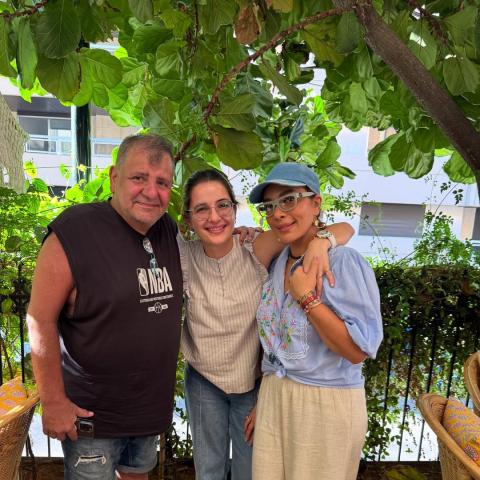 شام الذهبي تتوسط والديها اصالة و أيمن الذهبي