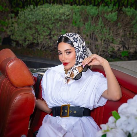 إلهام علي تعيد أسلوب الريترو بالفستان القميص والوشاح