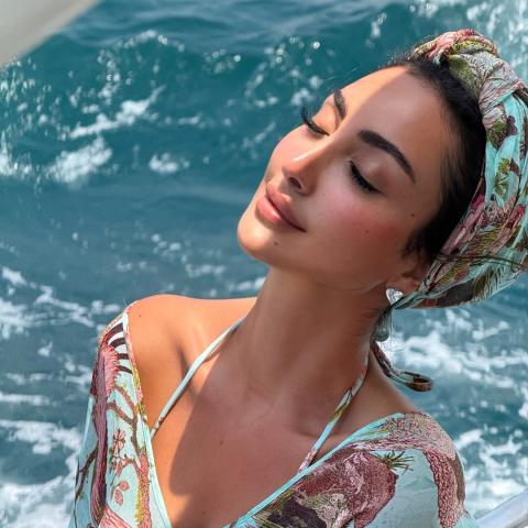 نور الغندور تختار قفطان منقش بالورود من روبيرتو كافاللي مع سكيمز