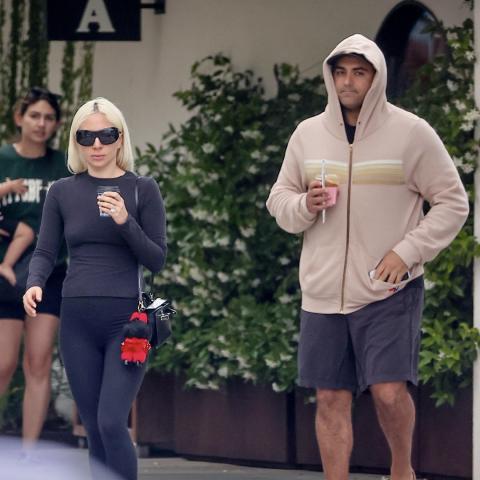 ليدي غاغا تخطف الأنظار بدمية غريبة على حقيبة هيرميس بقيمة 20 ألف دولار