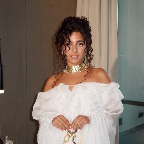 مايان السيد بفستان صيفي مزيّن بالكشاكش من سارة زكي