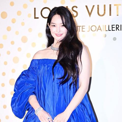 ليسا تختار فستانًا من لويس فيتون بتصميم Balloon والكتف الواحد