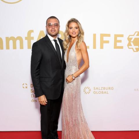 كريستينا صعب تتألق بفستان أبيض ماسي براق من تصميم ايلي صعب