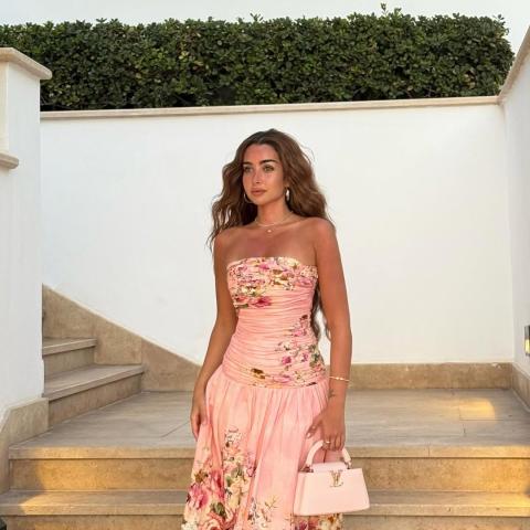 هنا الزاهد تجمع بين النقشة الوردية والدانتيل في إطلالة صيفية أنثوية