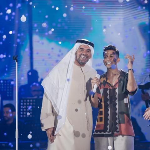 هشام جمال خلال أدائه فستانك الأبيض بحفل الجسمي بالساحل الشمالي