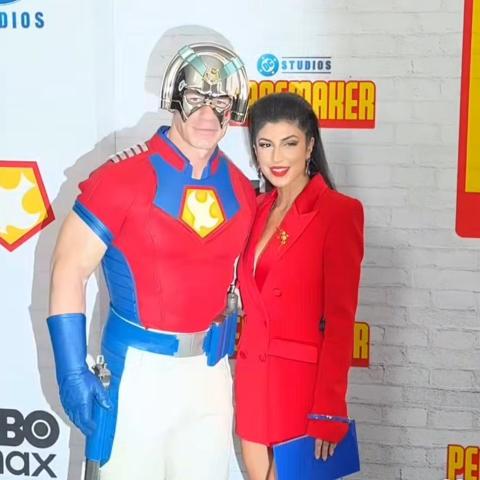 جون سينا وزوجته - صورة معدلة