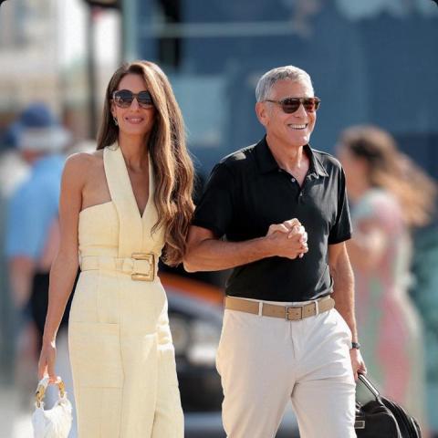 أمل كلوني تتألق بالأصفر من بالمان وجورج بإطلالة غير متكلفة في البندقية