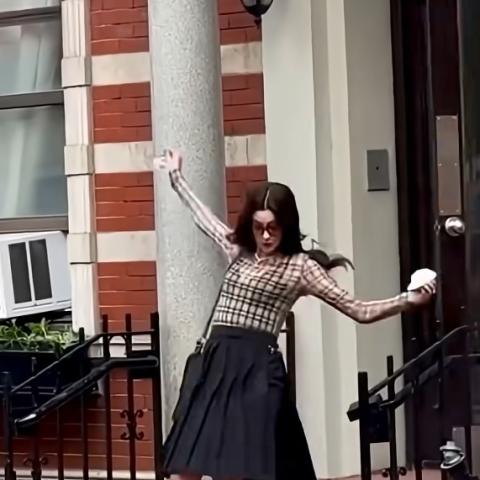 آن هاثاواي تشارك لحظة سقوطها خلال تصوير The Devil Wears Prada 2