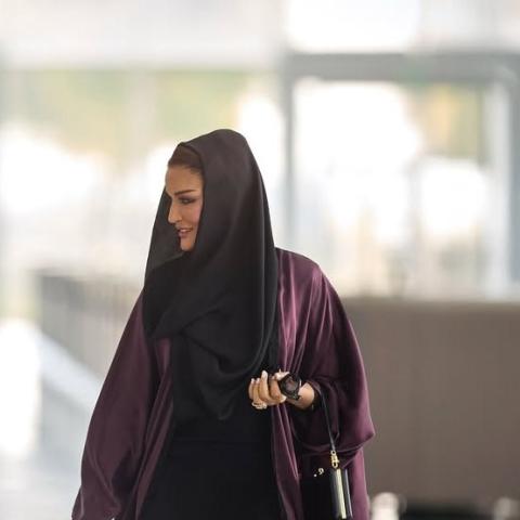 الشيخة موزا تتألق بعباية بورغندي في مؤتمر الذكاء الاصطناعي