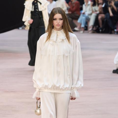 بوت شانيل باللؤلؤ من مجموعة خريف 2025: تصميم جريء بكعب كروي