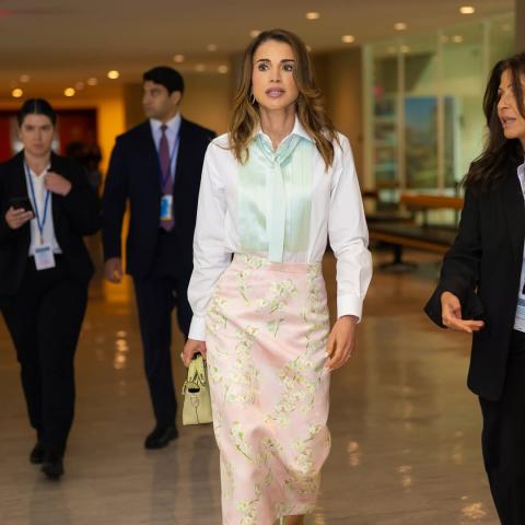 الملكة رانيا بإطلالة ناعمة بألوان باستيلية في نيويورك
