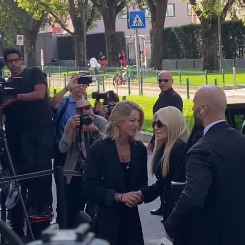 دوناتيلا فيرساتشي - تشييع جورجيو أرماني - مصدر من انستغرام