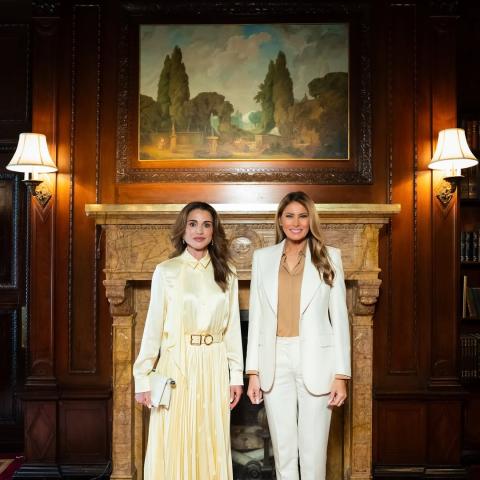 الملكة رانيا تحضر استقبال ميلانيا ترامب بفستان بالنسياغا وحذاء أمينة معادي