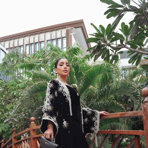 إطلالة بثينة الرئيسي بعباءة مخملية سوداء وتطريزات فضية