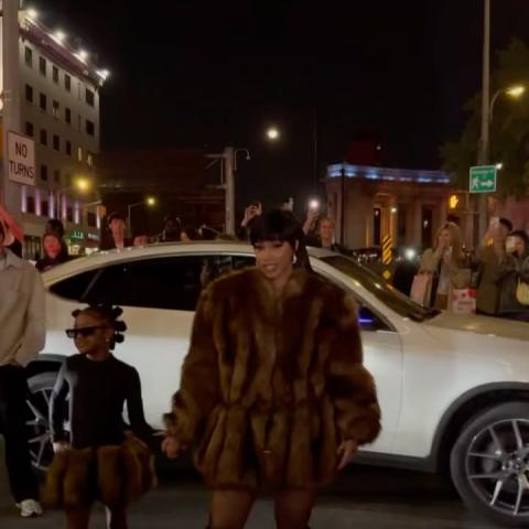 كاردي بي وابنتها بإطلالات متناغمة من الفرو في عرض ألكسندر وانغ