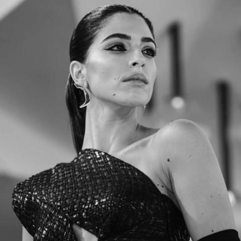 سجى كيلاني في مهرجان البندقية بفستان رمزي من فرح حوراني