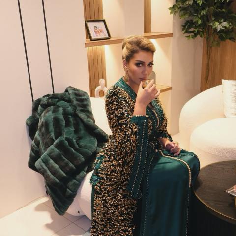 أسماء المنور بإطلالة شرقية أنيقة بقفطان مطرز بتفاصيل ذهبية