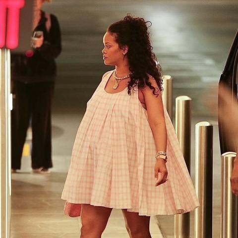 ريهانا بفستان وردي من لويفي وحذاء بوما في لوس أنجلوس