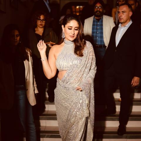 كارينا كابور تتألق بساري فضي في برمنغهام بتصميم من مانيش مالهوترا