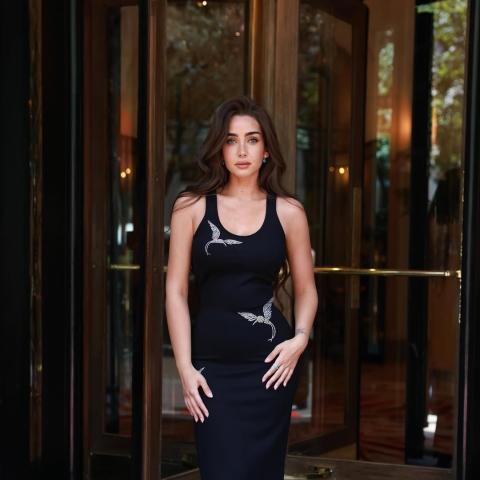 هنا الزاهد تفاجئ جمهورها بلون شعر بني داكن مع اقتراب الخريف