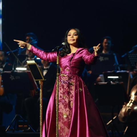 إطلالة أحلام في حفل جدة بفستان فوشيا من توقيع زهير مراد