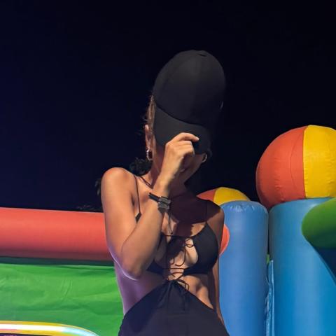 إطلالة ميريام فارس بفستان أسود جريء وقبعة عصرية