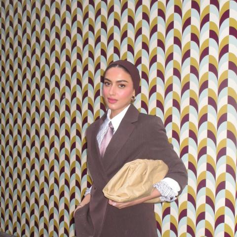 يارا النملة ببدلة باللون البني مع ربطة عنق باستيلية