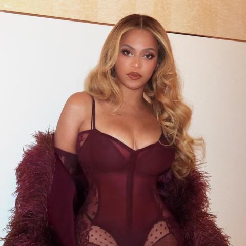 بيونسيه تحتفل بعيد ميلادها الـ44 بإطلالة جريئة من الشيفون والدانتيل والفرو