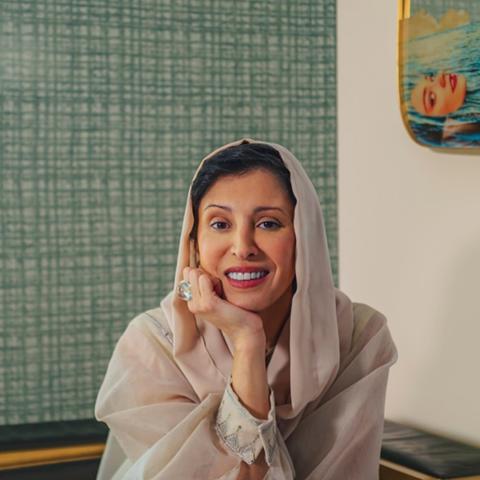 فوز الأميرة نورة الفيصل بجائزة الأزياء في الجوائز الثقافية الوطنية بالسعودية