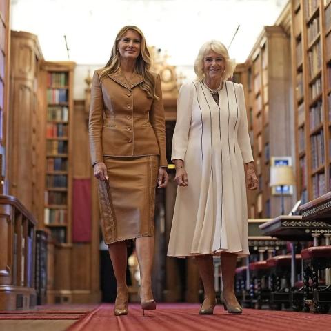 الملكة كاميلا بفستان أبيض ميدي وميلانيا ترامب بطقم جلدي من لويس فيتون