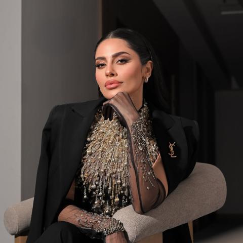 إلهام علي تختار البدلة السوداء بتنسيق ذهبي أنيق