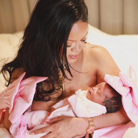 ريهانا مع طفلتها - صورة من إنستقرام