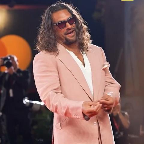 جيسون موموا بإطلالة وردية كاملة في مهرجان البندقية السينمائي