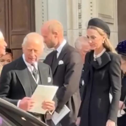 كيت ميدلتون بفستان أسود من رولاند موريه وحقيبة شانيل